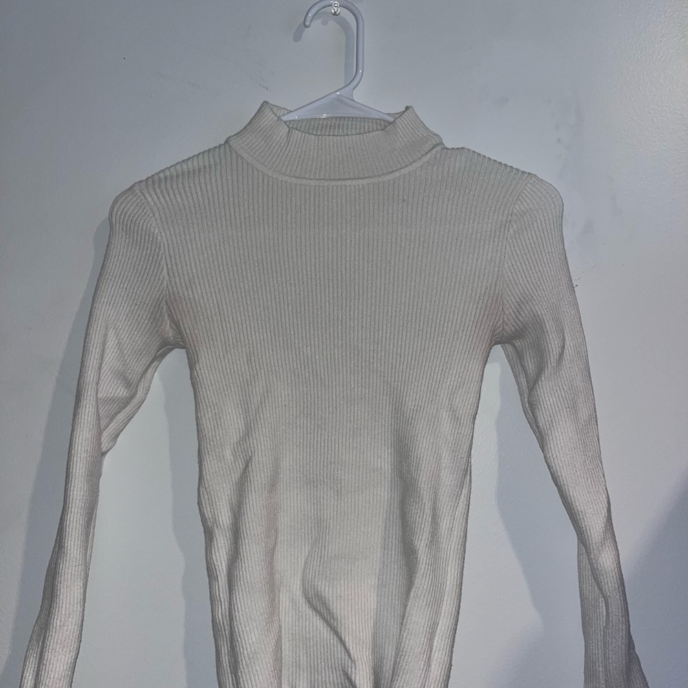 WHITE TURTLE NECK RIBBED CUTE